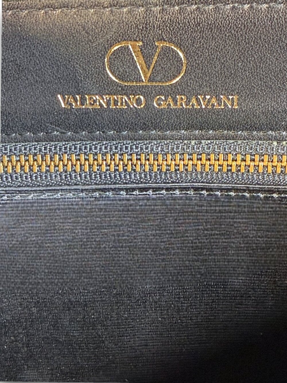 Valentino Garavani Vintage Leather Shoulder Bag w/Iconic Gold Logo Buckle & COA - Picture 12 of 16